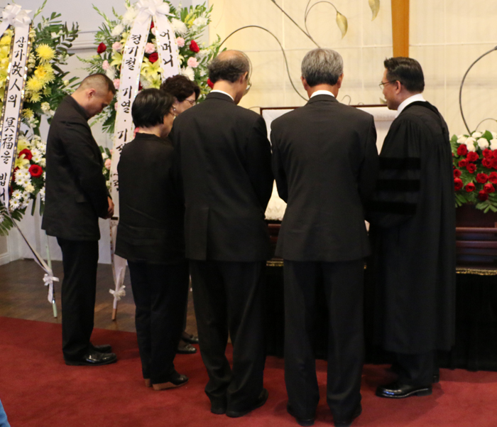 chungkiyul-momfuneral-lastpraying.jpg