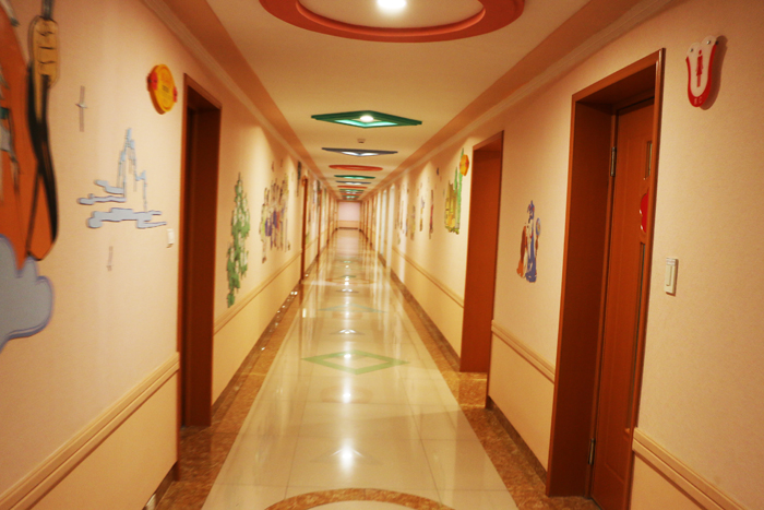 1-wonsan-songdowon-corridor.jpg