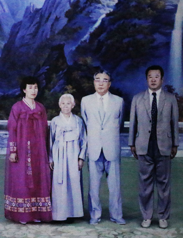재중동포 연고자-막내 김진송, 김진옥 그리고 어머니와 주석-1993년.jpg