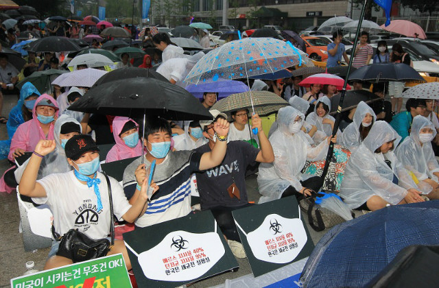 서울서 탄져균반대 시위.jpg