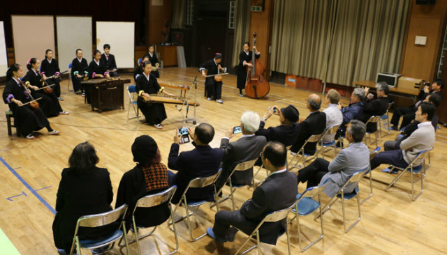 일본-니시초중급학교-기념공연01.jpg