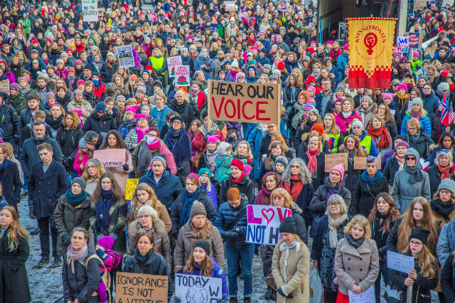 트럼프반대-여성시위-놀웨이오슬로.jpg