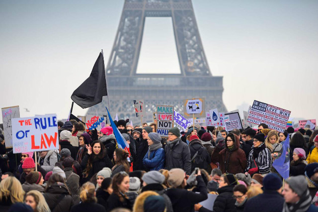트럼프반대-여성시위-파리.jpg